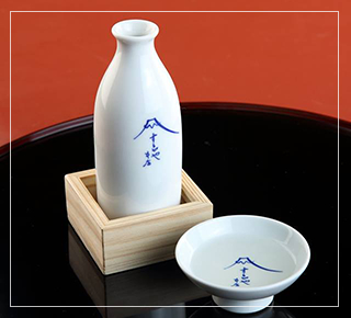 こだわりの鰻重の他、一品料理、お飲み物を取り揃えてお待ちしております。